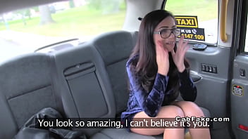 Morena puta mamando la polla enorme del conductor por un viaje